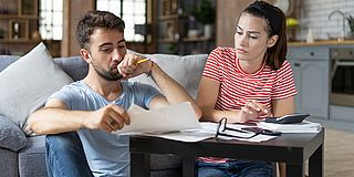 Mietkaution einbehalten Junges Paar liest nachdenklich ein Schreiben