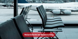 Leere Sitzbänke am Flughafengate, ein Flugzeug im Hintergrund