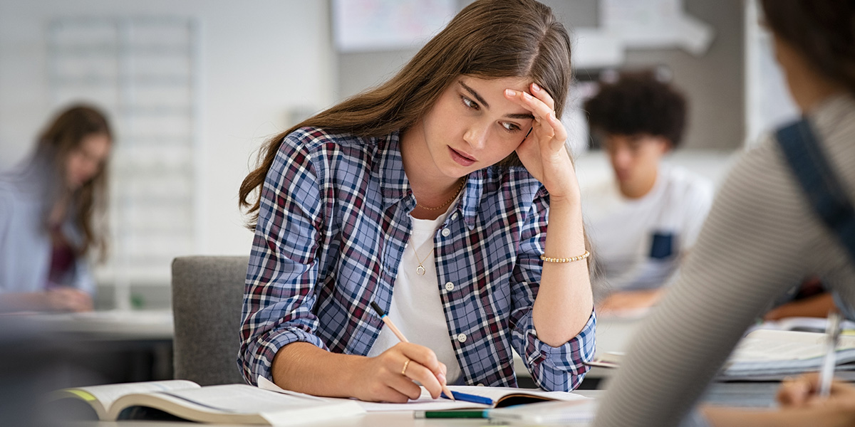 Frau absolviert schriftliche Ausbildung